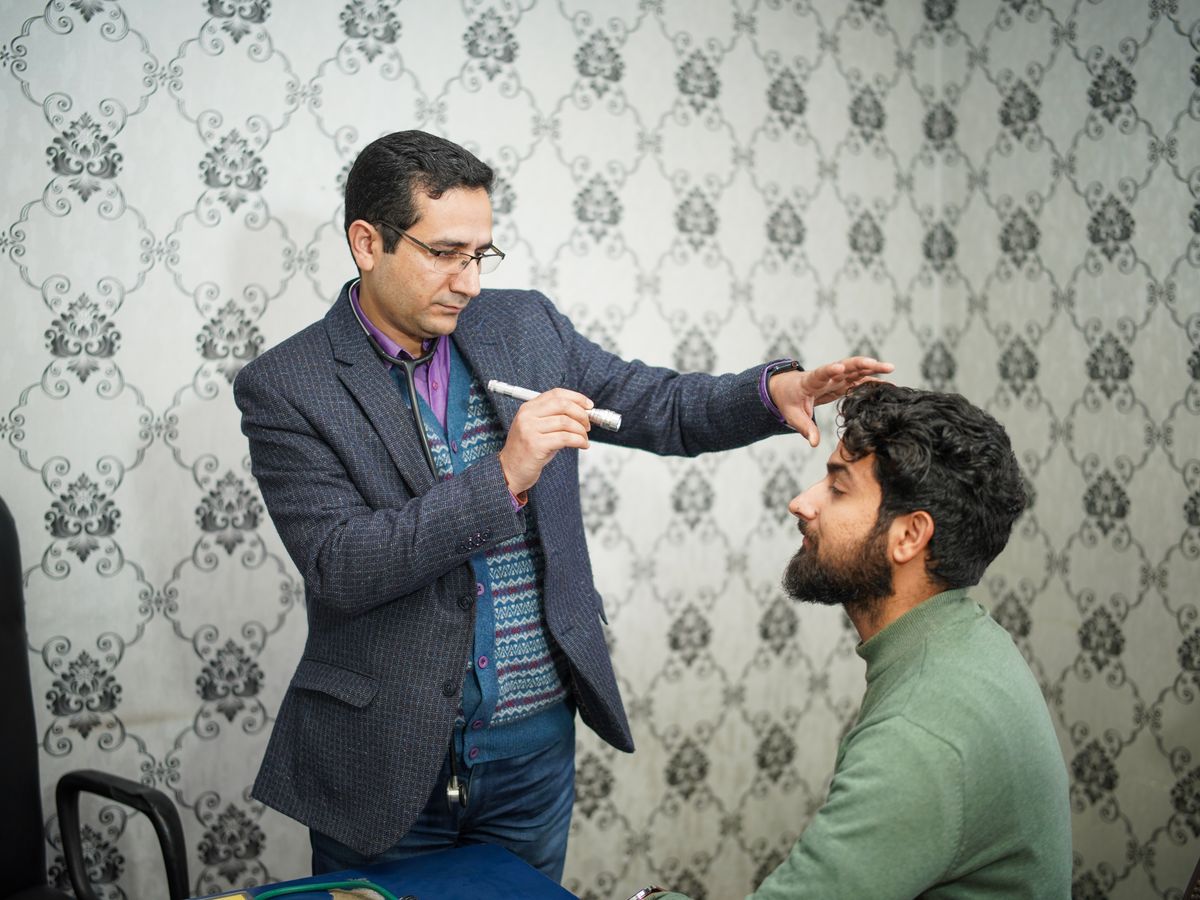 A doctor explaining the advised treatment to his patient